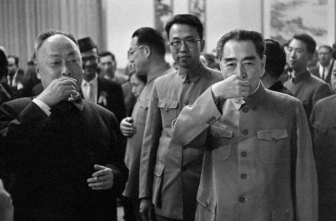 周恩来(右一)酒量酒品皆属上乘，在中共领导人里有关酒的故事也属他最多。（图／微博@兵工科技）