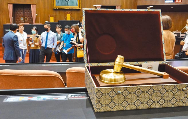 立院25日說明捷克參議院議長韋德齊到訪流程，展示將贈送的議事槌禮品。（姚志平攝）