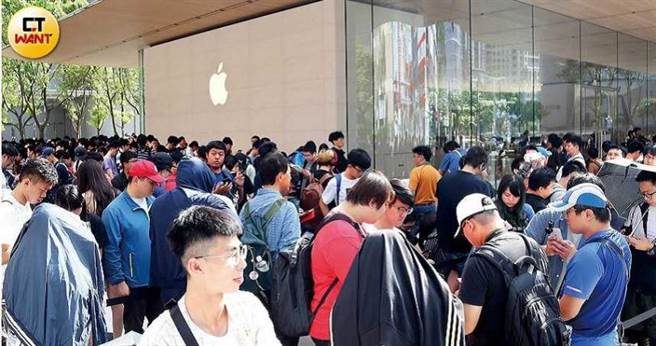 以半導體、資通訊等為成分股的00861中，蘋果公司占比最高。圖為去年蘋果公司台北旗艦店開幕盛況。（圖／黃威彬攝）