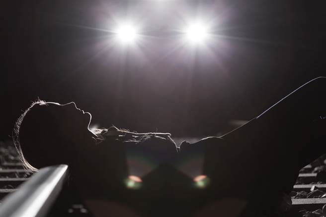 深信「躺铁轨治百病」 印尼人沉迷卧轨电疗（示意图／达志影像）