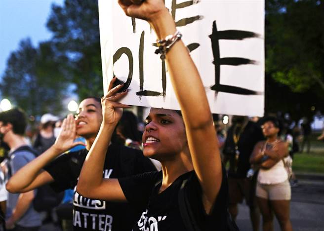 美国威斯康辛州非裔男子布雷克（Jacob Blake）遭白人警察从背后连开7枪，事件再度引爆全美反种族歧视示威抗议，美检初步调查结果显示，事件发生当时布雷克驾驶的车上有一把刀。（资料照／路透社）