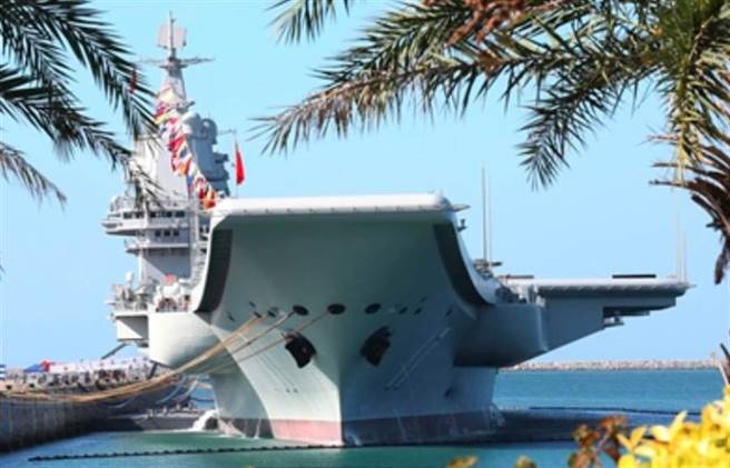 解放军首艘自制航母「山东」舰停泊在海南三亚军港的画面，（中国海军）