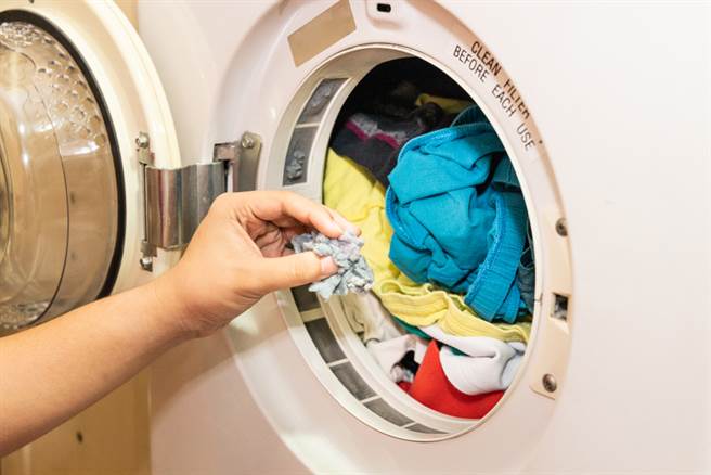 女网友分享，改用滚筒式洗衣机后，常一打开门就看到钞票，让网友超羡慕。（示意图／Shutterstock）