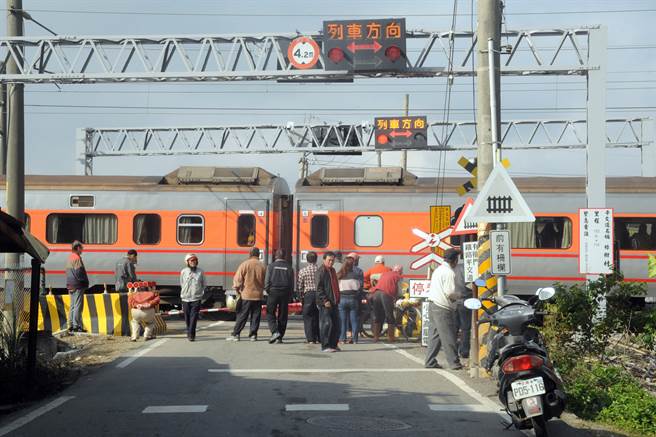 彰化于25日传出一位穿短裙的奇女子擅闯轨道，险酿大事。（示意图非事发路段／陈庆居摄）