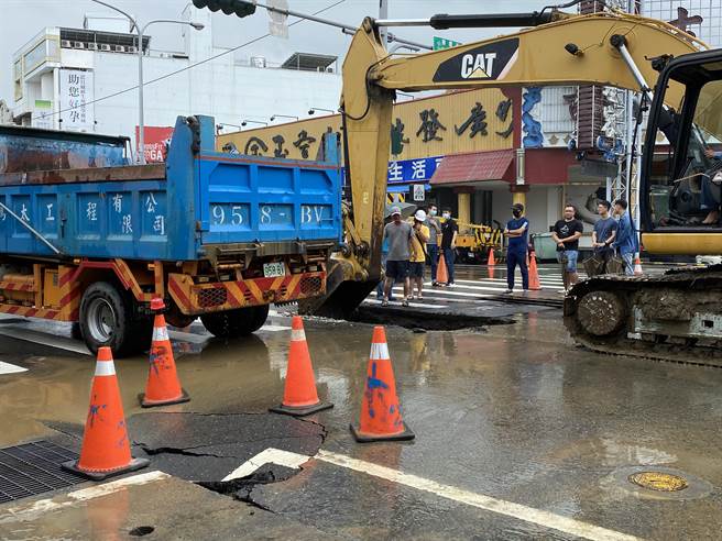 台南市永康區中華路接連3坑洞趕工搶修 社會 中時
