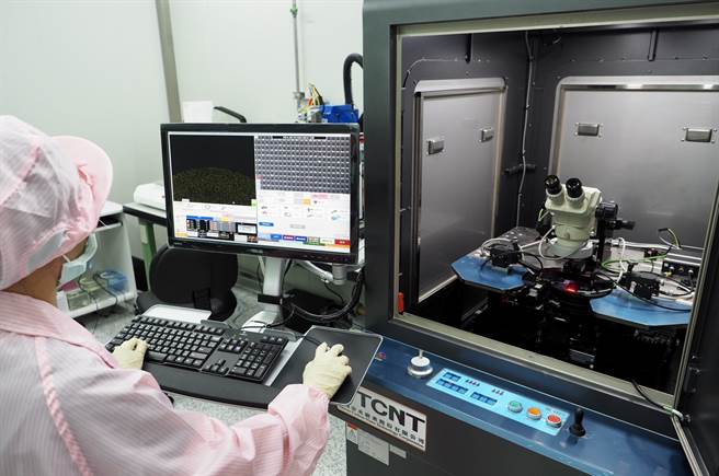 美國商務部考慮限制所有關鍵技術與設備出口，以防被中俄等對手國獲得。圖為生物快篩晶片測量。（圖／工商時報）