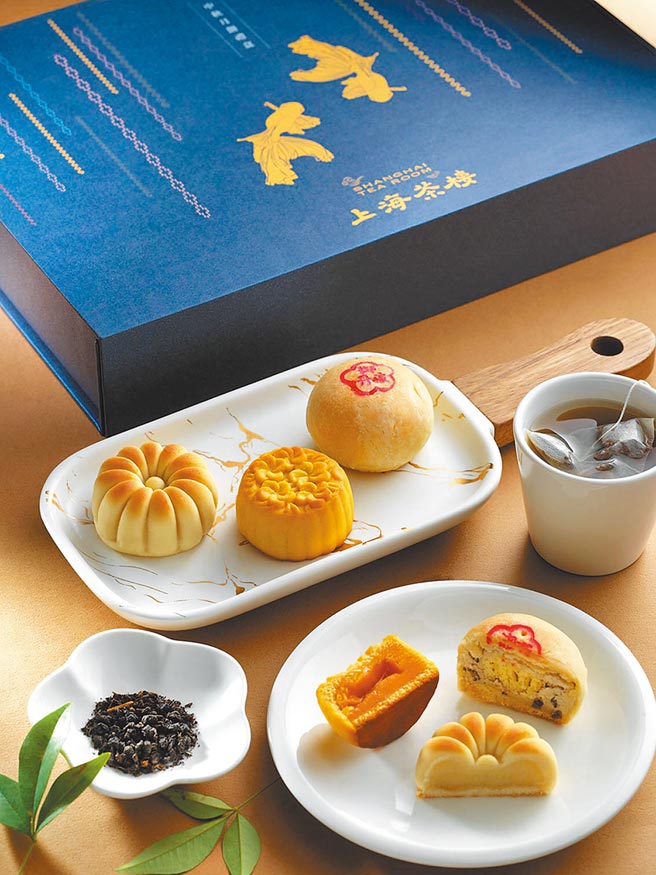 微风广场「上海茶楼」中秋月饼礼盒9入+茗茶包9入，1480元，9月8日前订购并完成付款享85折。（微风提供）