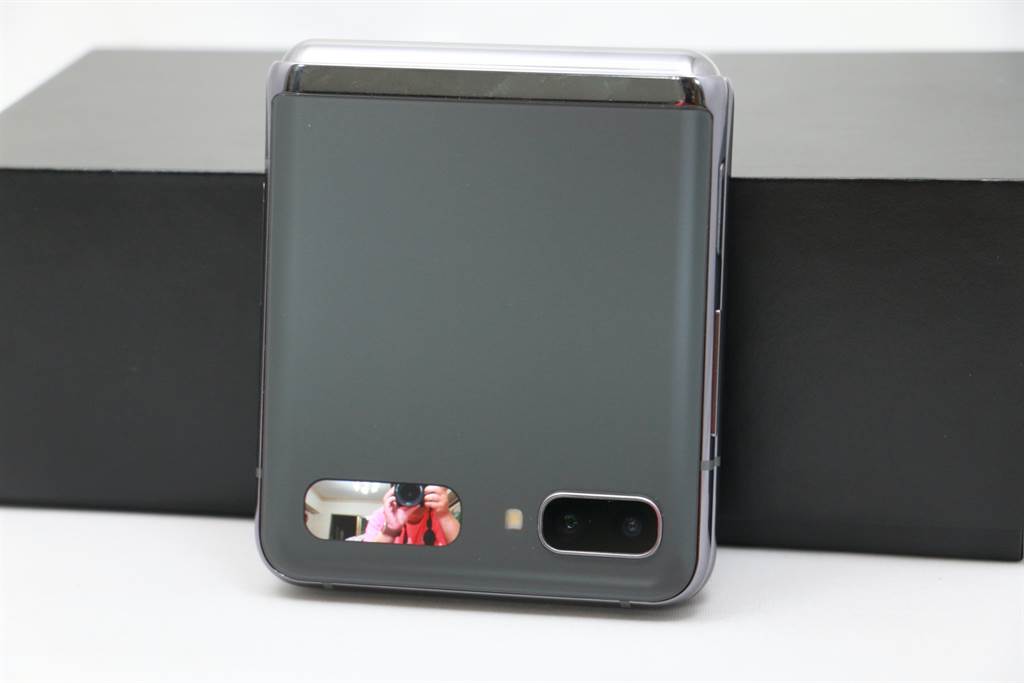 三星Galaxy Z Flip 5G全折疊狀態可透過快捷視窗完成查看來電或是拍照等任務。（黃慧雯攝）
