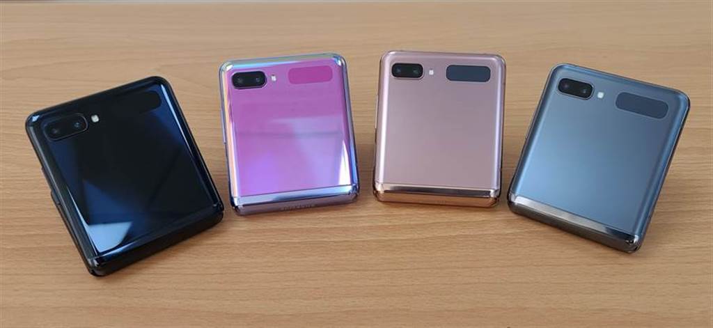 三星Galaxy Z Flip 5G 與4G版本（黑、紫）對比。（黃慧雯攝）
