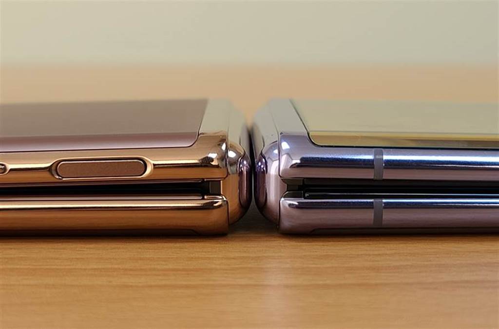 三星Galaxy Z Flip 5G 與4G版本（黑、紫）側邊對比，5G版防塵設計更佳。（黃慧雯攝）
