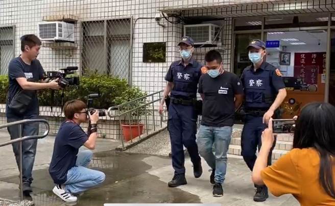 日前摸馆长今枪击馆长，23岁刘男正面影像曝光　（戴上容翻摄）