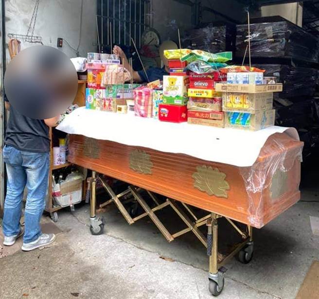 公司普渡「搬棺木当供桌」网笑：普渡送床位赚一波（图／Cathy授权提供，未经许可请勿擅自取用，避免侵权）