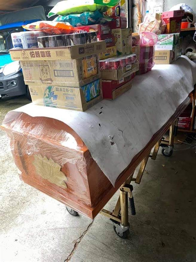 成箱的饮料、零食和泡麵，一字排开的堆放在棺木上头。（图／Cathy授权提供，未经许可请勿擅自取用，避免侵权）