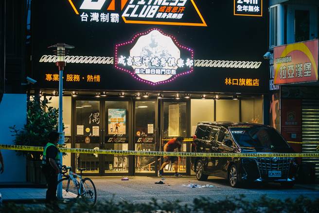 馆长陈之汉28日凌晨2时许于自己开设的林口成吉思汗健身馆前遭枪击，陈右臂遭子弹穿透并打进右大腿，警方与救护人员赶抵现场后，将馆长送长庚医院救治；枪击现场血迹斑斑。（郭吉铨摄）