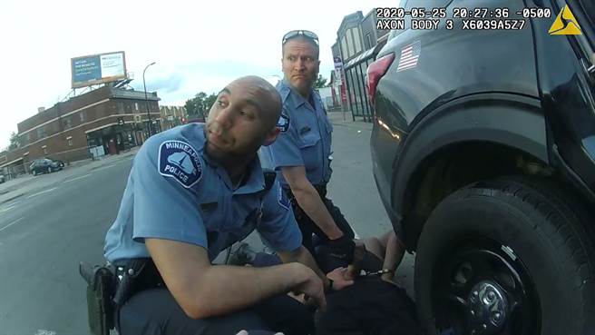 2020年5月的佛洛伊德遭白警压颈致死，导致全美示威。（美联社）