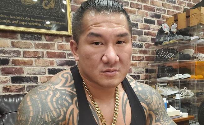 馆长 陈之汉，今凌晨身中3枪倒地，被送往医院抢救。(图/取自馆长脸书)
