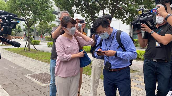 刘嫌投案后，不愿意开口说话，坚持要律师陪同才要制作笔录，一男一女律师悄悄在上午8时许现身林口分局，陪同刘嫌做了近3小时的笔录后，约莫到中午才走出分局。（记者／戴上容摄影）