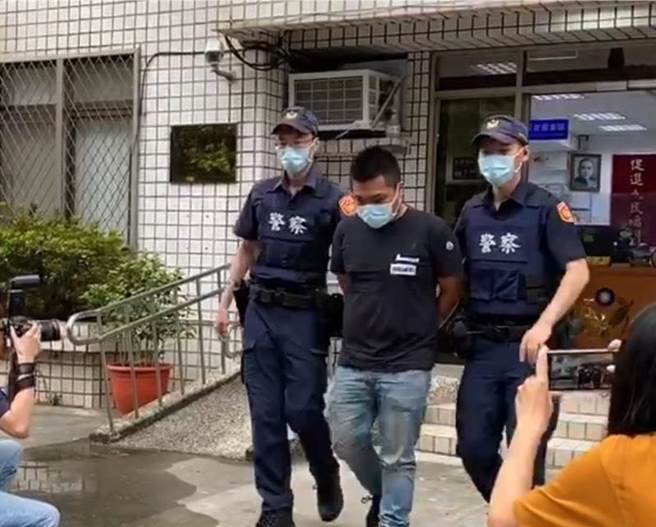 馆长虽是手脚受伤，但从影片可看出，刘嫌是朝着车内一阵乱射，尚无法确定仅是想警告对方，未来究竟是伤害罪还是杀人未遂恐乘法庭攻防重点。（画面翻摄／张睿廷新北传真）