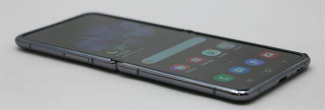 三星Galaxy Z Flip 5G左侧机身。（黄慧雯摄）
