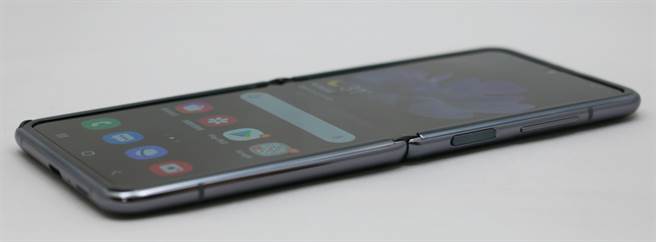 三星Galaxy Z Flip 5G右侧机身。（黄慧雯摄）
