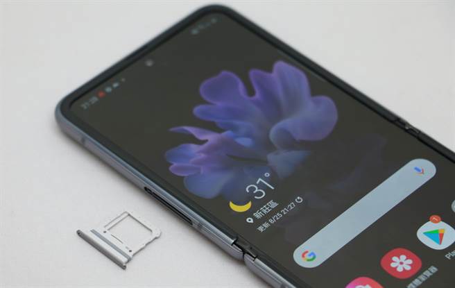 三星Galaxy Z Flip 5G只能用单张实体SIM卡。（黄慧雯摄）
