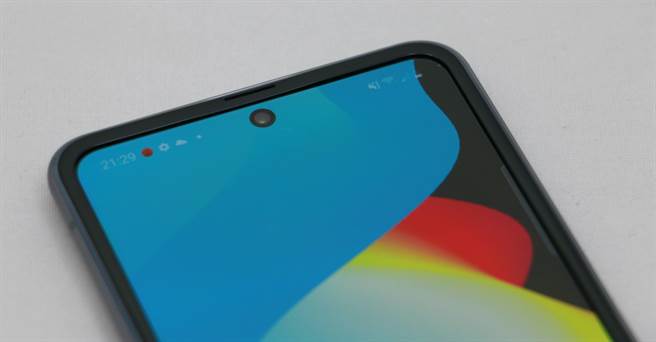 三星Galaxy Z Flip 5G採用O极限折迭萤幕的设计。（黄慧雯摄）
