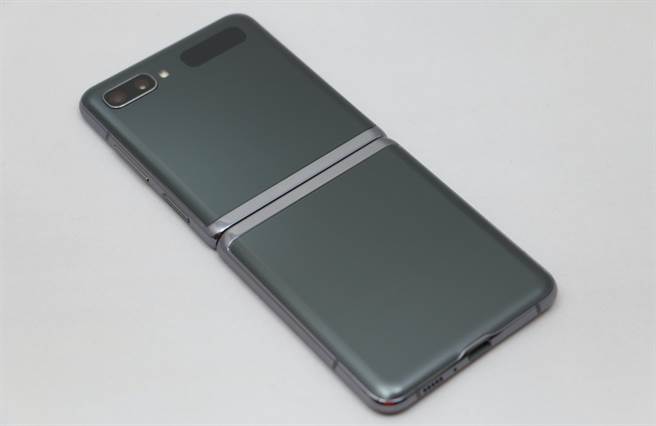 三星Galaxy Z Flip 5G玩美灰机身背面。（黄慧雯摄）
