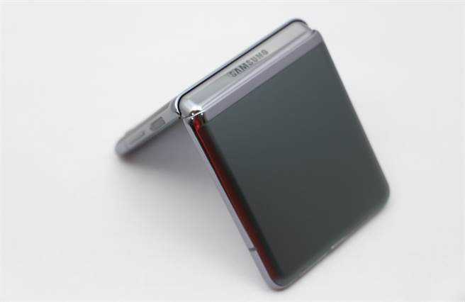 三星Galaxy Z Flip 5G半折迭状态才可看见内藏的品牌LOGO。（黄慧雯摄）

