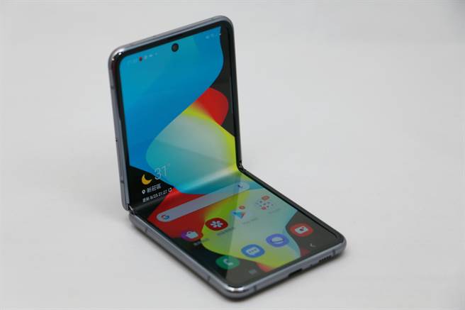 三星Galaxy Z Flip 5G半折迭状态。（黄慧雯摄）
