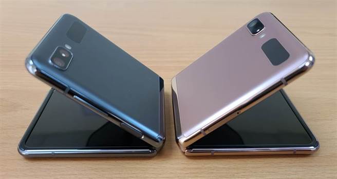 三星Galaxy Z Flip 5G共有「顽美灰」（Mystic Gray）与「顽美金」（Mystic Bronze）两种款式。（黄慧雯摄）
