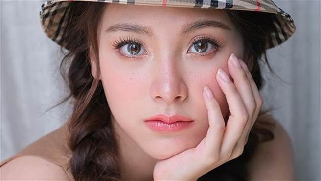 车震女星平采娜白衬衫下衣失踪 邪恶视角泄「逆天神腿」（图／IG@baifernbah）