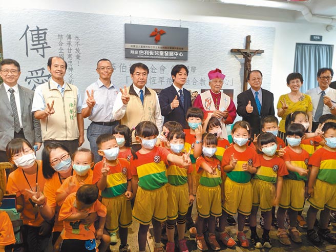 位在台南市学甲区的伯利恒儿童发展中心27日揭牌，副总统赖清德（后排左五）、台南市长黄伟哲（后排左四）等人都到场见证，感念甘惠忠神父奉献台湾及早疗教育。（庄曜聪摄）