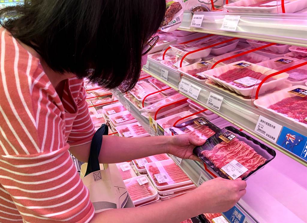 總統蔡英文28日宣布，在確保安全無虞下，將於明年元月開放進口美牛、美豬。圖為民眾於連鎖賣場採買美國牛產品。（資料照,王德為攝）