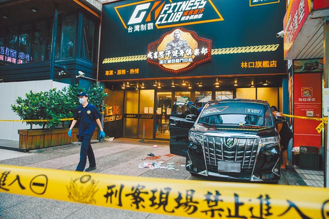 图为鑑识人员在枪击现场採证。（郭吉铨摄）