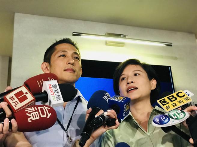 前文化部长郑丽君（右）与民进党智库新境界文教基金会副执行长吴怡农（左）。（张颖齐摄）