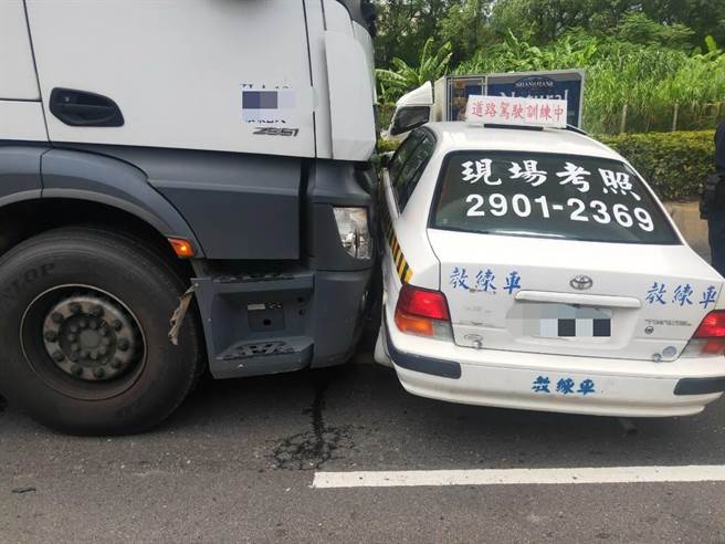 新北鬼之左切駕訓班新手突換車道遭撞翻轉半圈 社會 中時