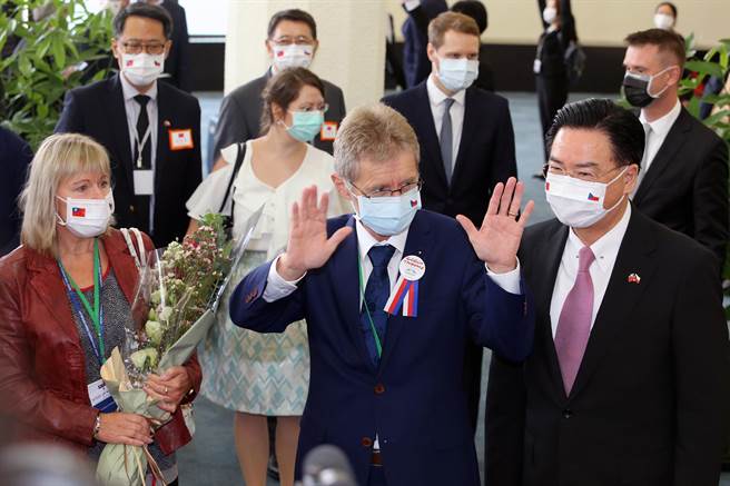 捷克参议院议长韦德齐伉俪率领89人访问团，在30日中午搭乘华航专机抵台，韦德齐在下机时先向大家挥手致意。（陈麒全摄）