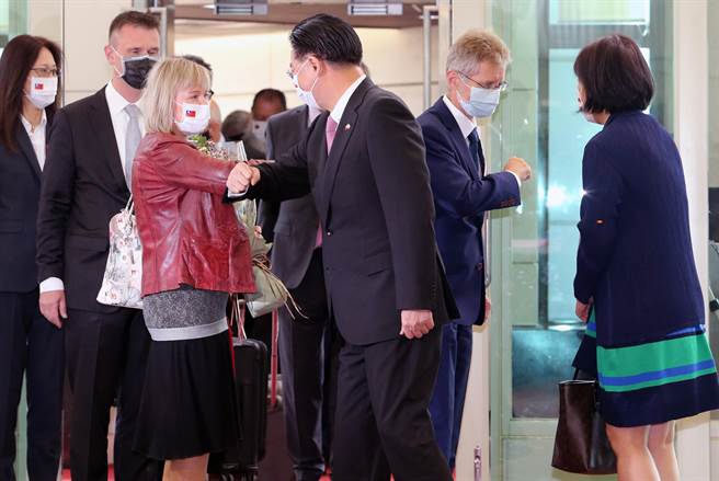 韦德齐伉俪一行人走出登机口亲切的向现场接机官员及媒体挥手致意，吴钊燮上前迎接，因防疫因素，以手肘碰手肘的相触方式，取代传统握手的打招呼。（陈麒全摄）