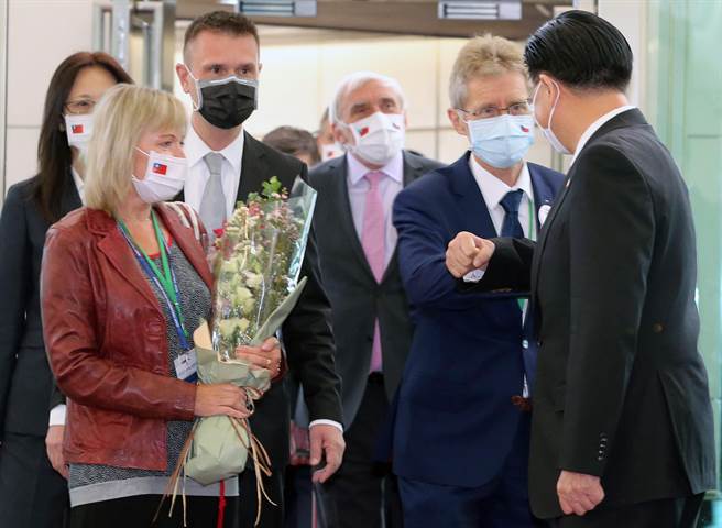 韦德齐（Milos Vystrcil）伉俪一行人走出登机口亲切的向现场接机官员及媒体挥手致意，吴钊燮上前迎接，因防疫因素，以手肘碰手肘的相触方式，取代传统握手的打招呼。（陈麒全摄）