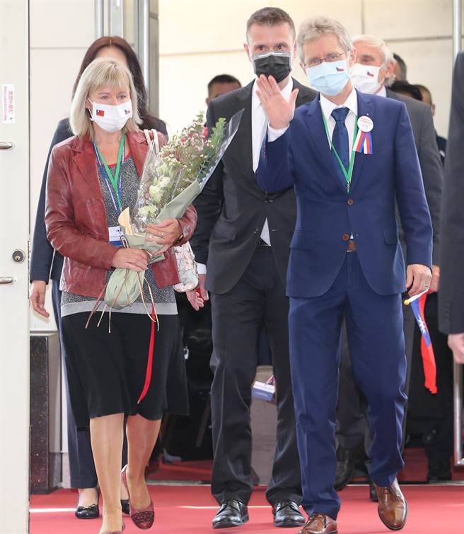 捷克参议院议长韦德齐伉俪率领89人访问团，在30日中午搭乘华航专机抵台，韦德齐在下机时先向大家挥手致意。（陈麒全摄）