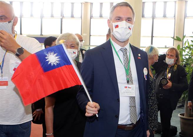 拉格市长贺瑞普（Zdeněk Hřib）也随行来访。（陈麒全摄）