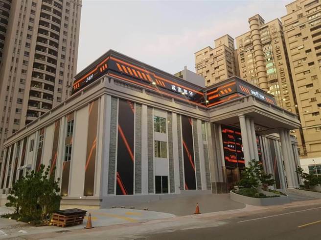 台中市成吉思汗健身俱樂部旗艦館，預計9月1日開幕營運，「館長」卻驚傳遭人槍擊，台中館員工表示，不影響營運，如期開幕。該店原址爭議不斷，前身店面多次登上媒體版面。（中時資料照 張妍溱攝）