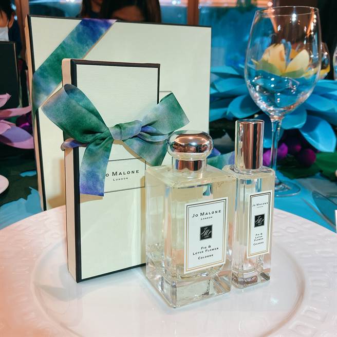 无花果与荷花系列：夏季出水绽放的荷花争奇斗艳地掠过波光粼粼的池塘表面，初露水珠由花朵与荷叶上洒落，糅合了茂密无花果树上丰满多汁的果实，结合橙花纯露交织出美好又充满想像的清新澄静的美好香调。（图／邱映慈摄影）
