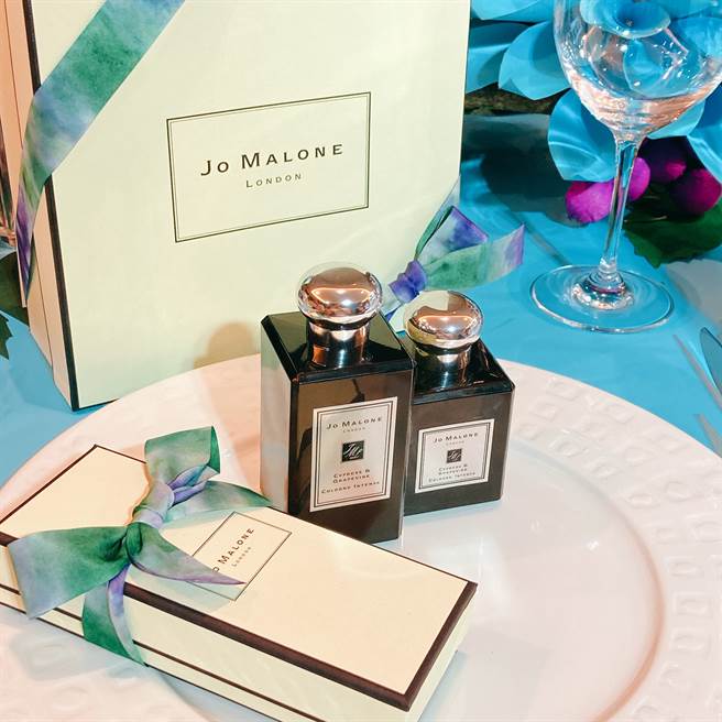 丝柏与葡萄藤系列：浓密的枝叶间在空中花园奢华露台展现无限生机，如同花园雕像的丝柏散发出清新的芬芳气息，攀爬的葡萄藤散发出木质香气，最后佐以深遂的琥珀带来性感与迷人的糅合效果，展现了了空中花园绿意盎然的精髓。（图／邱映慈摄影）
