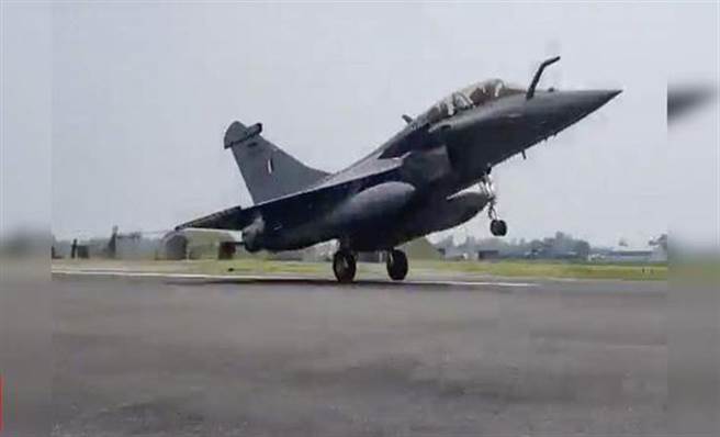 印度向法国购买的阵风战机首批5架于上个月飞抵印度，让印度的反中气氛更为高昂。（图／印度时报）