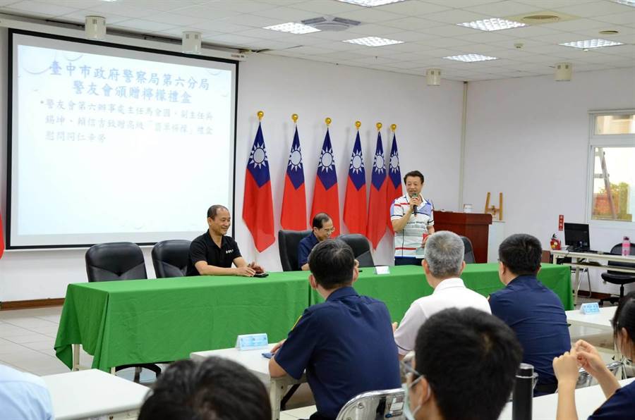 警友第六辦事處主任馬倉國、副主任賴信吉及吳錫坤等人為體恤員警執勤辛勞，特別購買台中在地小農種植的高品質檸檬，希望能夠照顧員警健康，並慰勉他們的辛勞。（盧金足攝）