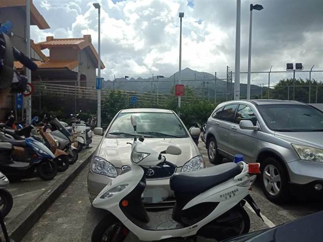 高雄失联少女曾搭过的车辆于淡水寻获，37岁司机表示自己不是车主，少女是在永和搭便车。（戴上容翻摄）