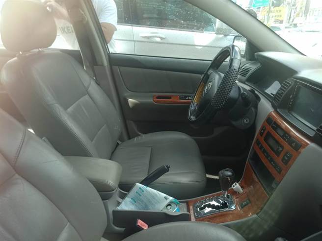 该车辆内部后座堆放大量塑胶袋包装的不明杂物，前座还有卫生纸、宝特瓶罐等杂物。（戴上容翻摄）