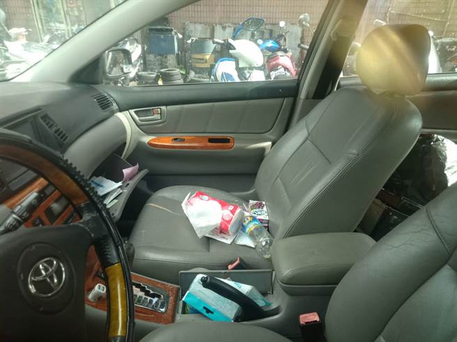 警方淡水寻获搭载过失踪少女的轿车，车上留有大包卫生纸。(戴上容翻摄)