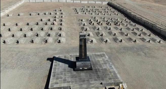網上傳出一組照片顯示中印邊界一處豎有中文墓碑與紀念碑的墓群，據稱為大陸邊界加拉萬河谷駐軍死者墓葬，其中包括今年6月15日加勒萬河谷(Galwan Valley)大規模衝突的陣亡官兵，情報稱該次衝突有35官兵陣亡。（圖／推特@Taihoku1895)

